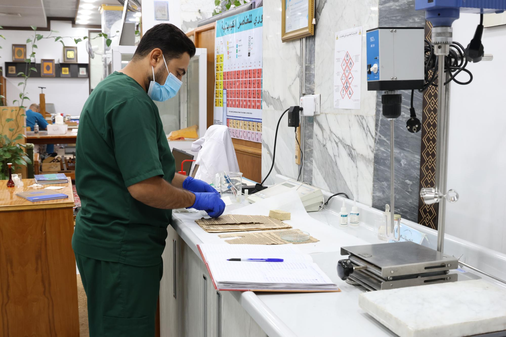 ترمیم نسخه قدیمی انجیل به زبان آلمانی در آستان مقدس عباسی آغاز شد