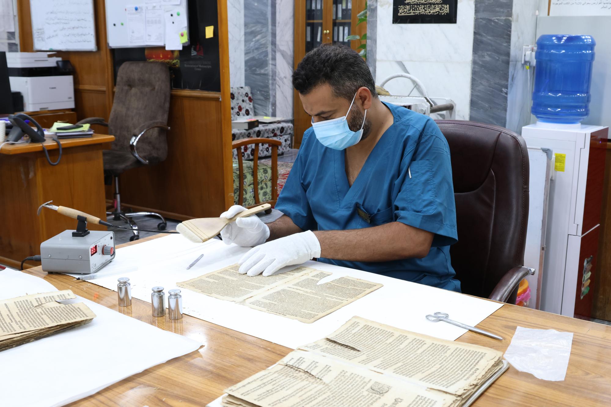 ترمیم نسخه قدیمی انجیل به زبان آلمانی در آستان مقدس عباسی آغاز شد