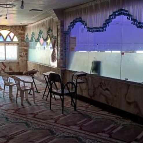 این مسجد در قلب بازار امینالسلطان برقرار و پناه مردم شده است