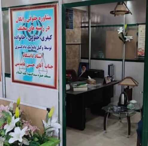 این مسجد در قلب بازار امینالسلطان برقرار و پناه مردم شده است