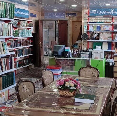 این مسجد در قلب بازار امینالسلطان برقرار و پناه مردم شده است