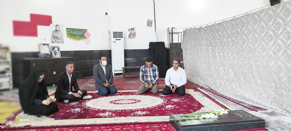 ادای احترام مدیر و کارکنان ستاد کانون های مساجد جنوب کرمان به مقام شامخ شهیدان