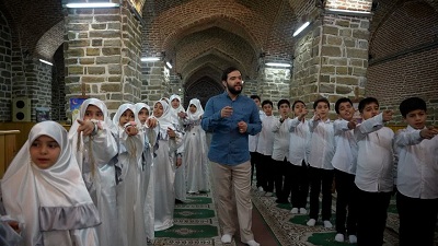 اجرای سرود «آقا اجازه» با حضور دهه هشتادی ها و نودیها در ارومیه