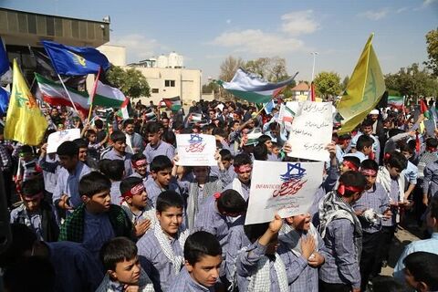 تجمع دانش آموزان در فرودگاه شیراز/ ابراز همدردی نوجوانان شیرازی با کودکان فلسطینی