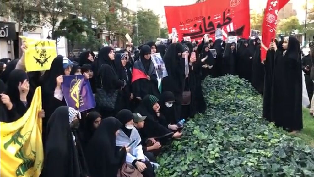 دانشجویان مشهدی در واکنش به جنایات رژیم صهیونیستی؛ در سازمان ملل را گِل گرفتند