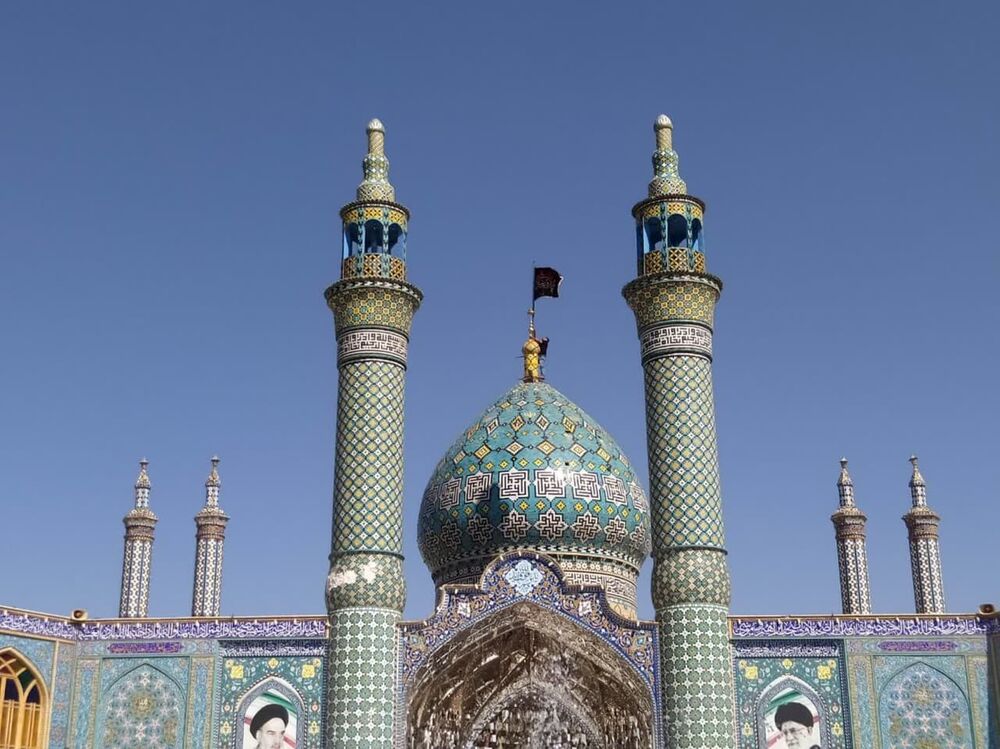 پرچم عزا بر گنبد حرم مطهر حضرت محمدهلال(ع) برافراشته شد