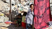 زخم جنگ در سرنوشت کودکان غزه/با نگرانی برای کودکم لالایی میخوانم