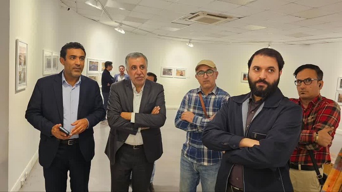 بازدید مدیرکل فرهنگ و ارشاد کهگیلویه و بویراحمد از نمایشگاه «دارد پای خورشید را به خانه باز میکند»