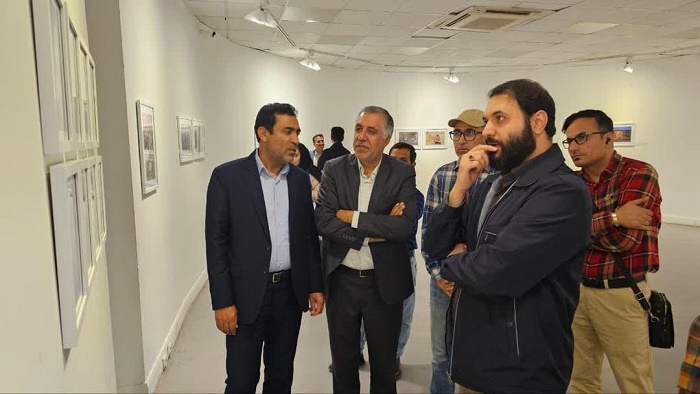 بازدید مدیرکل فرهنگ و ارشاد کهگیلویه و بویراحمد از نمایشگاه «دارد پای خورشید را به خانه باز میکند»