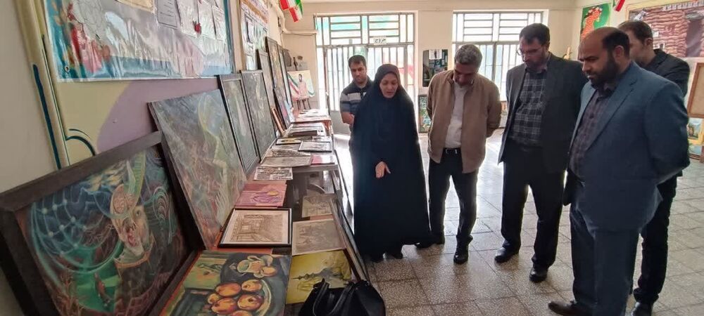 آثار هنرمندان بسیجی و دانش آموز شهباز به نمایش در آمد