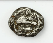 اهدای سکه ای با قدمت ۲۳۰۰ سال به گنجینه سکه موزه رضوی
