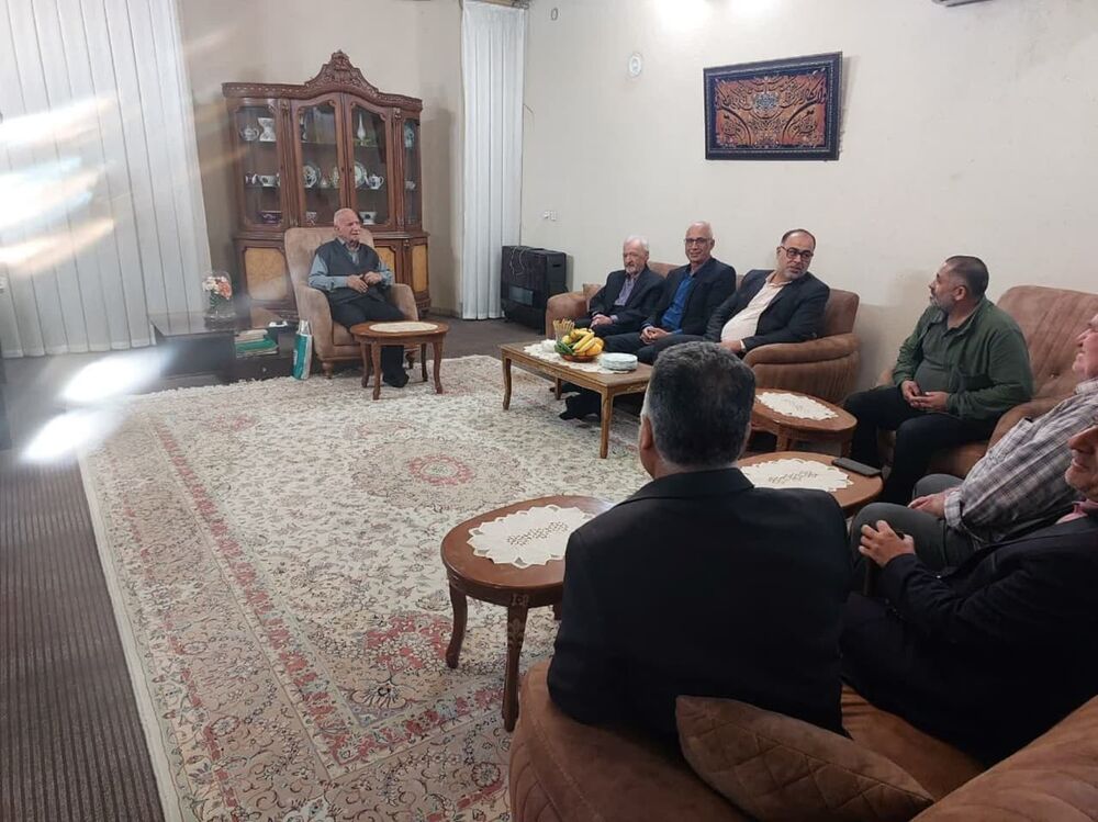 دیدار سرپرست ارشاد و جمعی از هنرمندان با مولف و شاعر پیشکسوت آران و بیدگلی