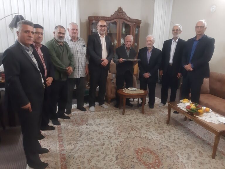 دیدار سرپرست ارشاد و جمعی از هنرمندان با مولف و شاعر پیشکسوت آران و بیدگلی