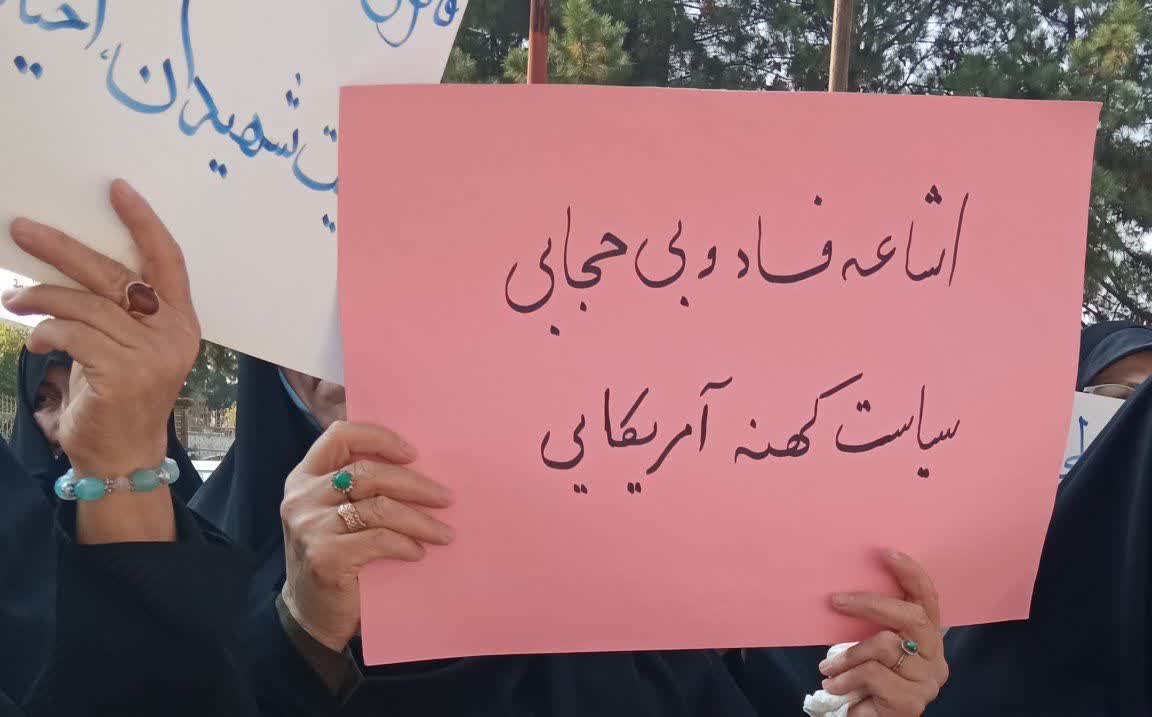 مطالبه گری بانوان گیلان برای حفظ «حجاب» /اینبار با کفن آمدند