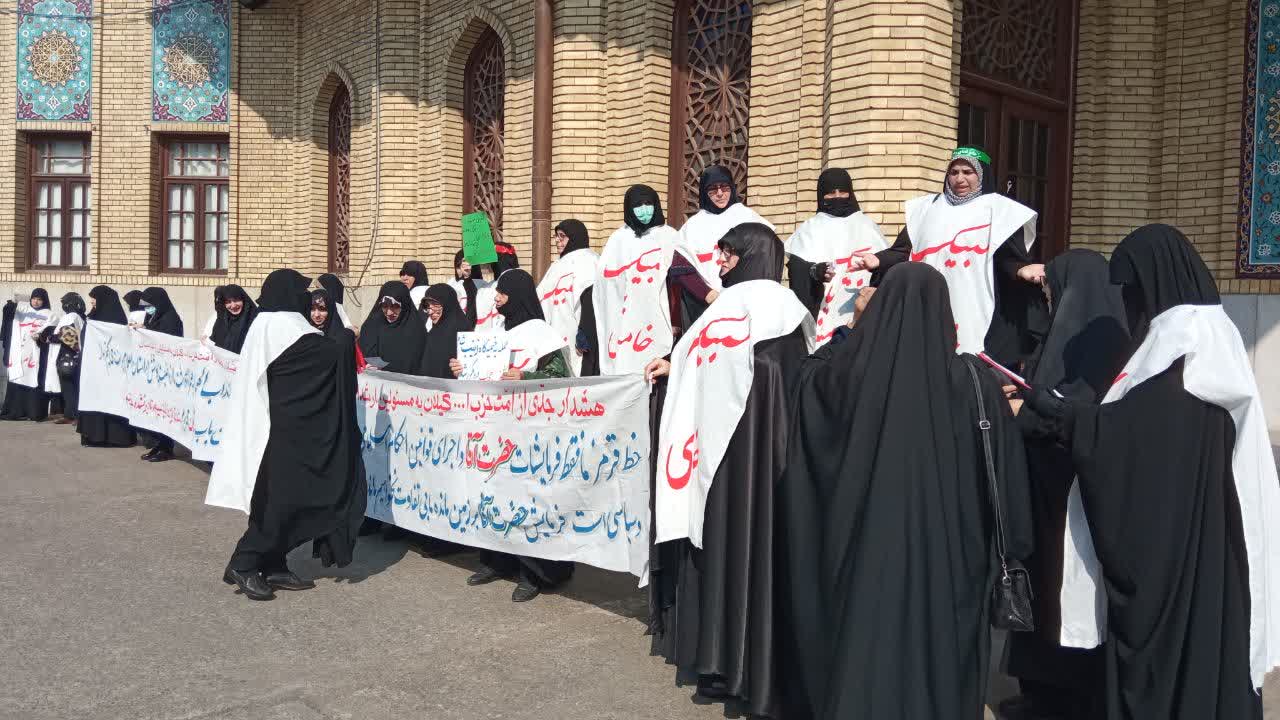 مطالبه گری بانوان گیلان برای حفظ «حجاب» /اینبار با کفن آمدند
