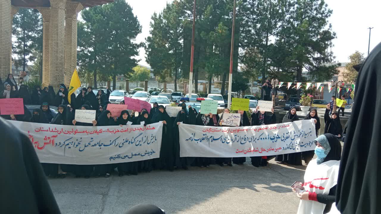 مطالبه گری بانوان گیلان برای حفظ «حجاب» /اینبار با کفن آمدند