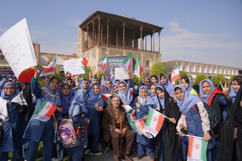 دانش آموزان برای آینده کشور بر توان علمی و بصیرتی خود بیفزایند