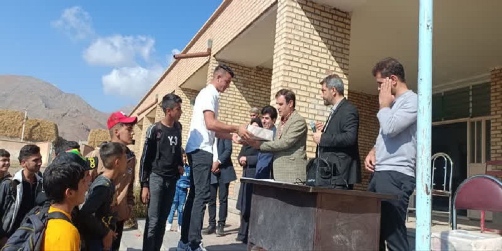 از اجرای نمایش خیابانی تا برگزاری مسابقه نقاشی با موضوع ۱۳ آبانماه در روستای سیه باز خوی