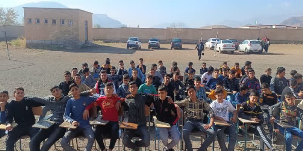 از اجرای نمایش خیابانی تا برگزاری مسابقه نقاشی با موضوع ۱۳ آبانماه در روستای سیه باز خوی