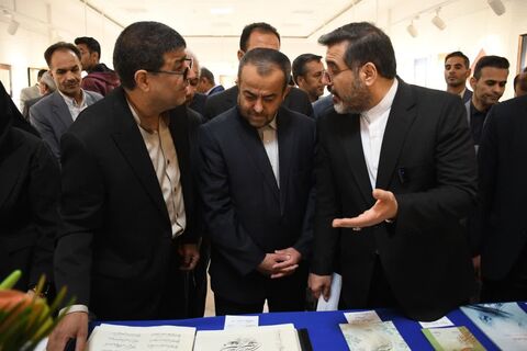 وزیر فرهنگ و ارشاد از نمایشگاه خوشنویسی در بیرجند بازدید کرد
