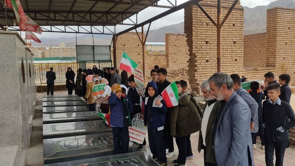 جشن روز دانش آموز با حضور اعضای کانون فرهنگی صاحب الزمان(عج) در روستای قالهر برگزار شد