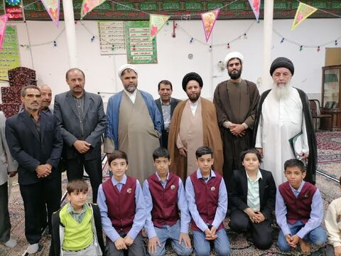 فعالیت نوجوانان خادمیار نماز با لباس متحدالشکل در مسجد حضرت ولی‌عصر تربت حیدریه