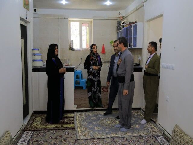 دیدار استاندار کردستان با خانواده شهیدان فرشته و پیری در روستای دله مرز