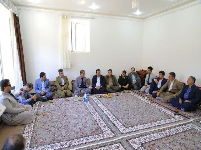 دیدار استاندار کردستان با خانواده شهیدان فرشته و پیری در روستای دله مرز