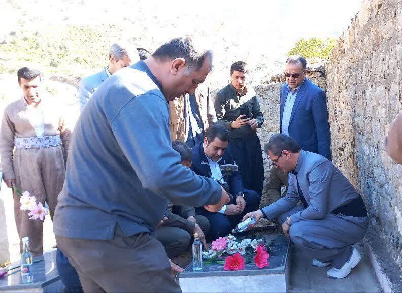 دیدار استاندار کردستان با خانواده شهیدان فرشته و پیری در روستای دله مرز