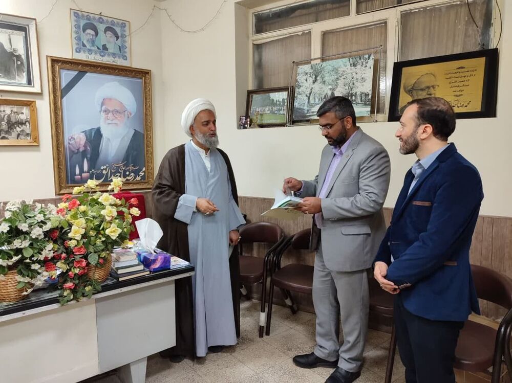 برپایی میز خدمت مدیرکل کتابخانههای عمومی در کانون مسجدالنبی شیراز + عکس