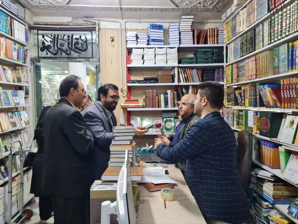 بازدید مدیرکل فرهنگ و ارشاد اسلامی از کتابفروشیهای سنندج