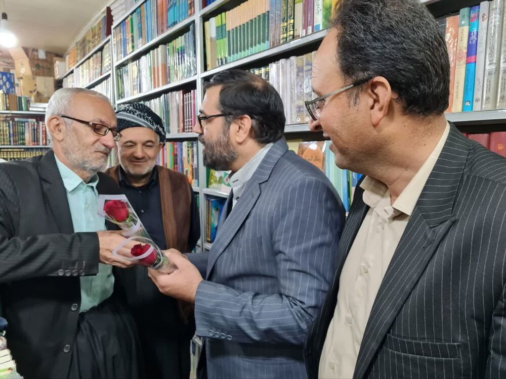 بازدید مدیرکل فرهنگ و ارشاد اسلامی از کتابفروشیهای سنندج