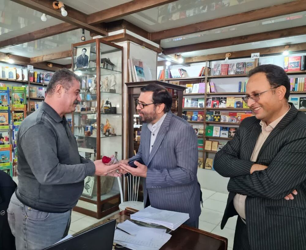 بازدید مدیرکل فرهنگ و ارشاد اسلامی از کتابفروشیهای سنندج