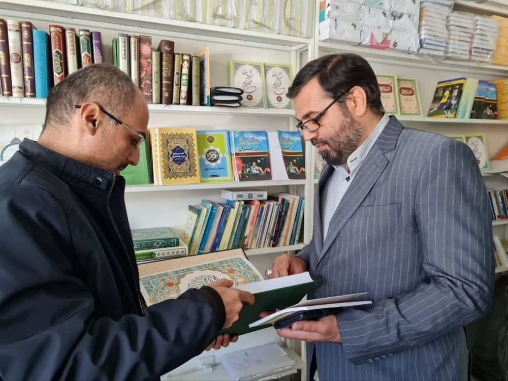 بازدید مدیرکل فرهنگ و ارشاد اسلامی از کتابفروشی‌های سنندج