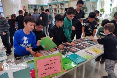 دانش آموزان  شیروانی به منظور ترویج فرهنگ مطالعه نمایشگاه کتاب برپا کردند