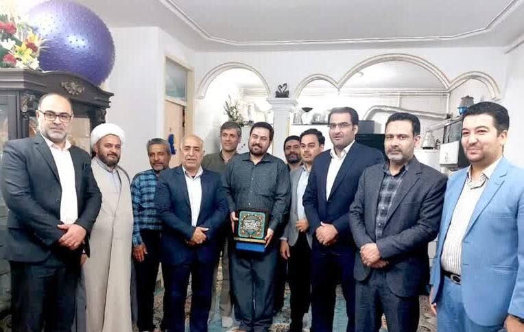 تجلیل از قاری برگزیده مسابقات بینالمللی قرآن کشور روسیه در آران و بیدگل