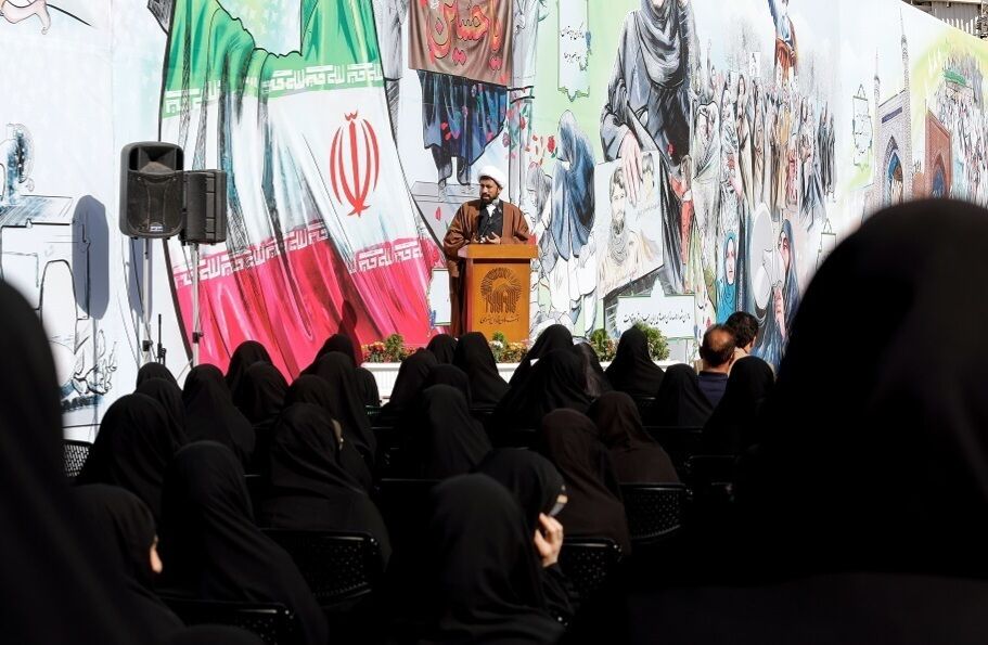 رونمایی از دیوارنگاره «هویت زن مسلمان» در حرم مطهر رضوی