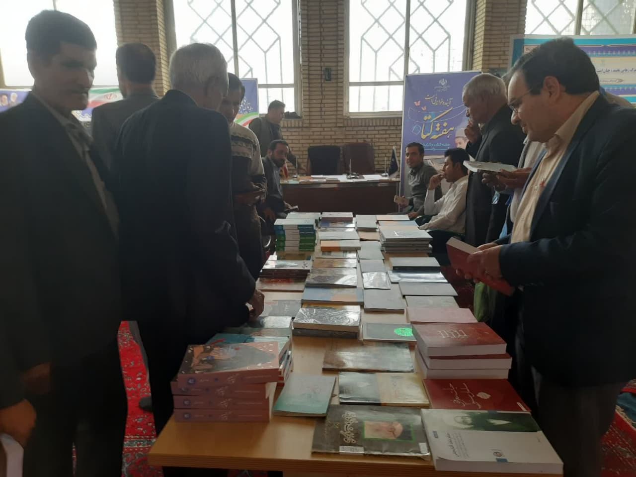 اهداء ۵۰۰ جلد کتاب نمازگزاران شهر یاسوج
