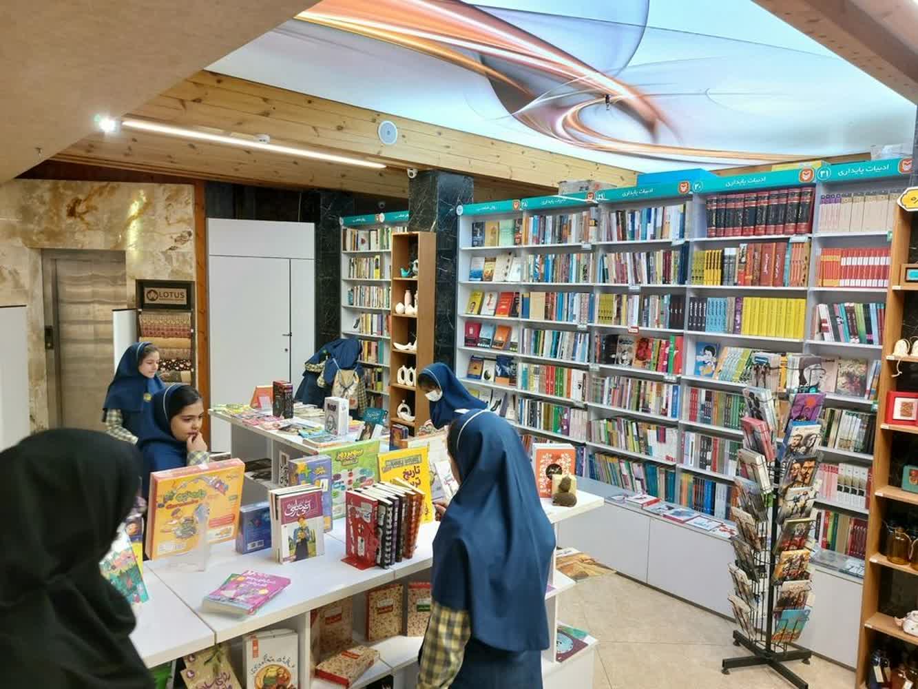 طرح «کتاب گردی» بچه های مسجد اصفهان اقدامی در توسعه کتابخوانی