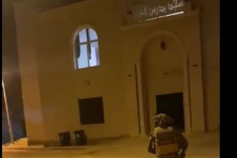 پرتاب بمب توسط یک سرباز اسرائیلی به مسجدی در رام‌الله