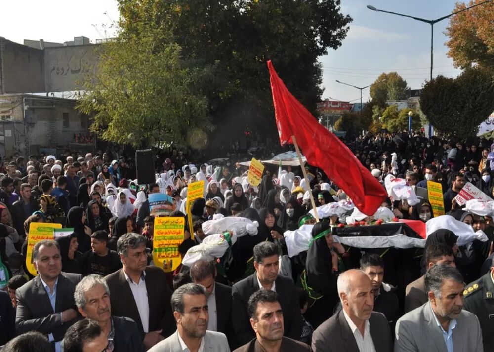 تشییع پیکر نمادین کودکان شهید غزه در اسلامآبادغرب برگزار شد