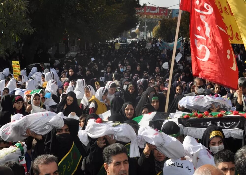 تشییع پیکر نمادین کودکان شهید غزه در اسلامآبادغرب برگزار شد