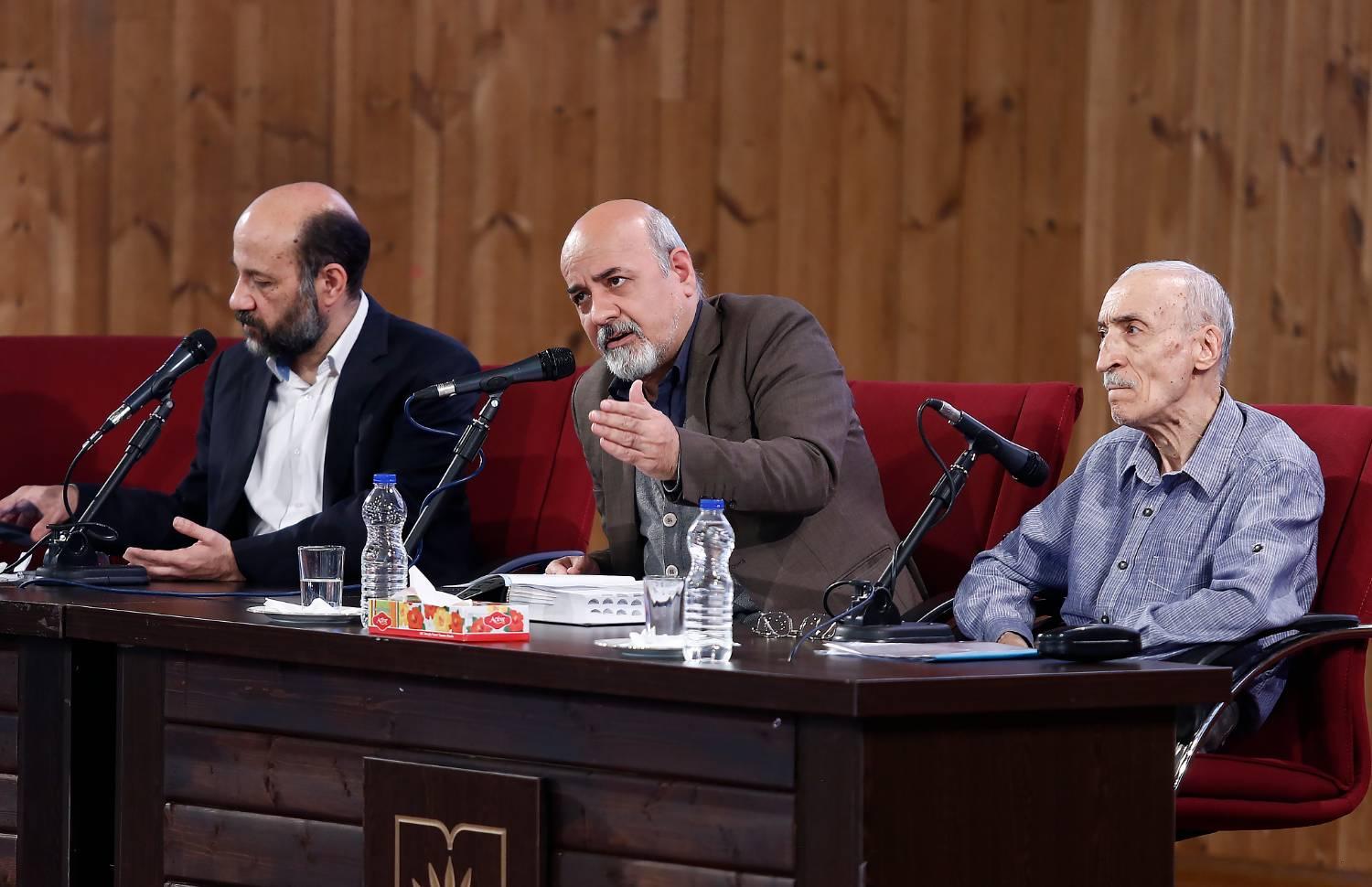 نخستین نشست از سلسله نشست های «صد کتاب ماندگار قرن» در هفته کتاب برگزار شد