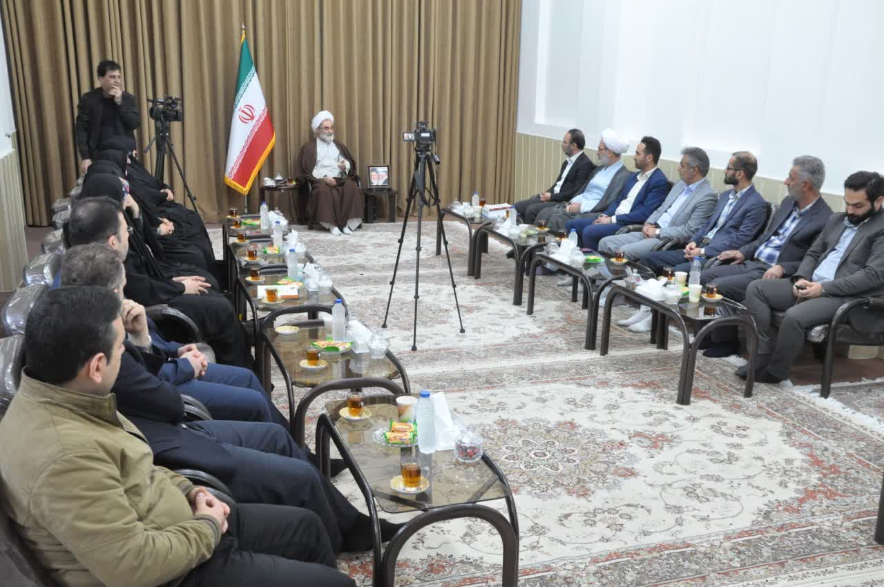 دانش و کسب تجربه از خصوصیات انسان های خلاق و خوش فکر است