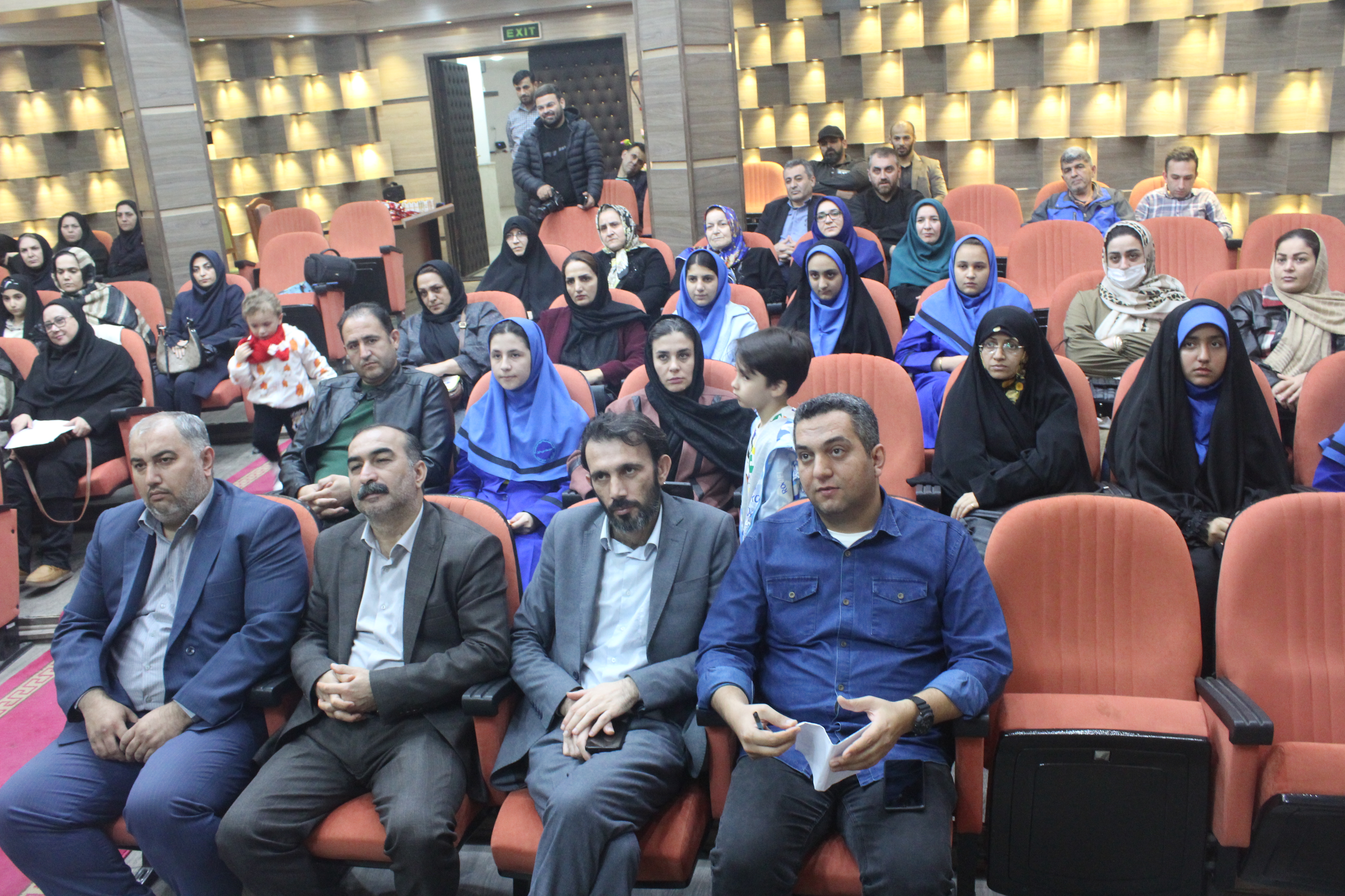 فرهنگ ملی با بهرهگیری از زبان ادبیات و هنر حفظ شود