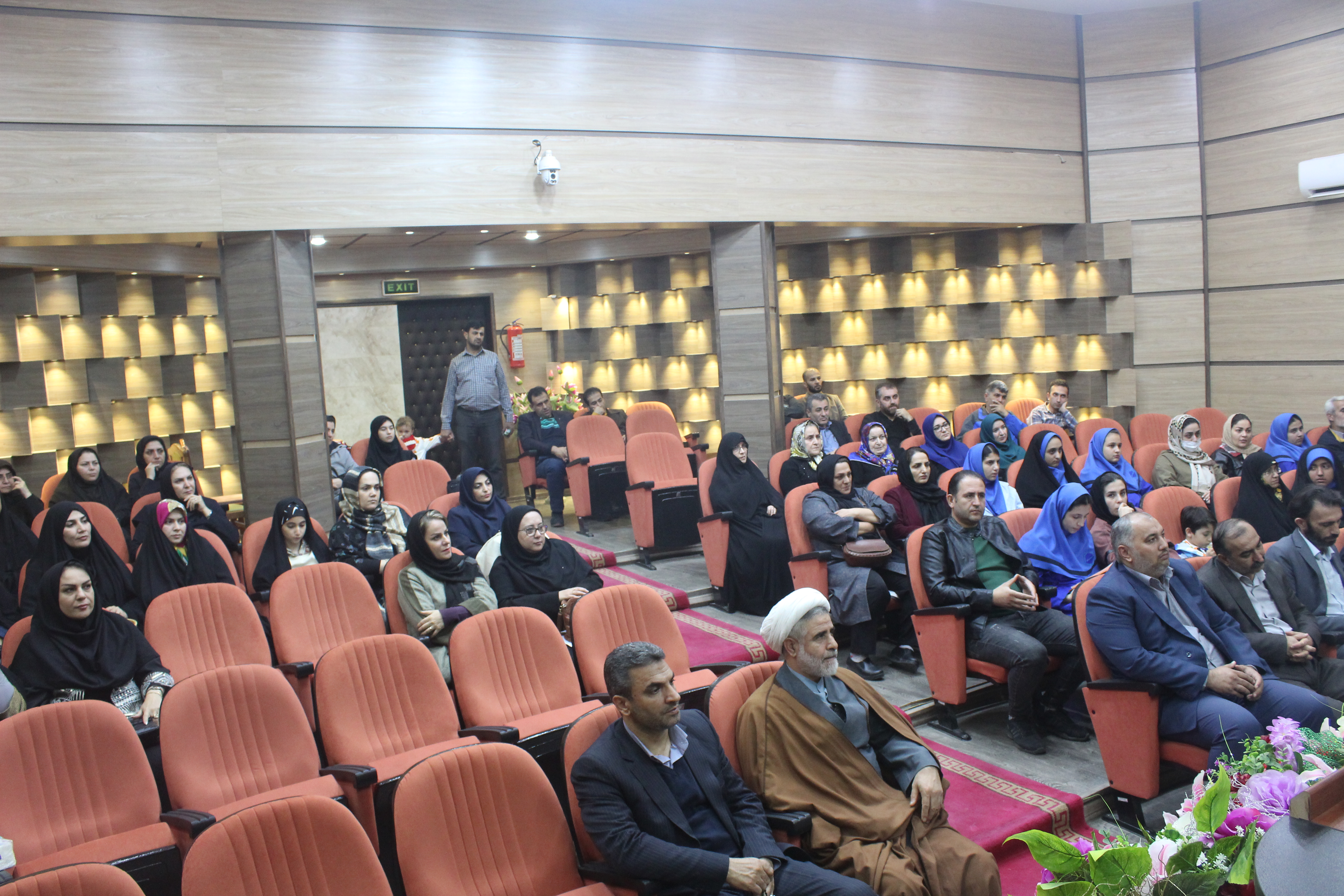 فرهنگ ملی با بهرهگیری از زبان ادبیات و هنر حفظ شود