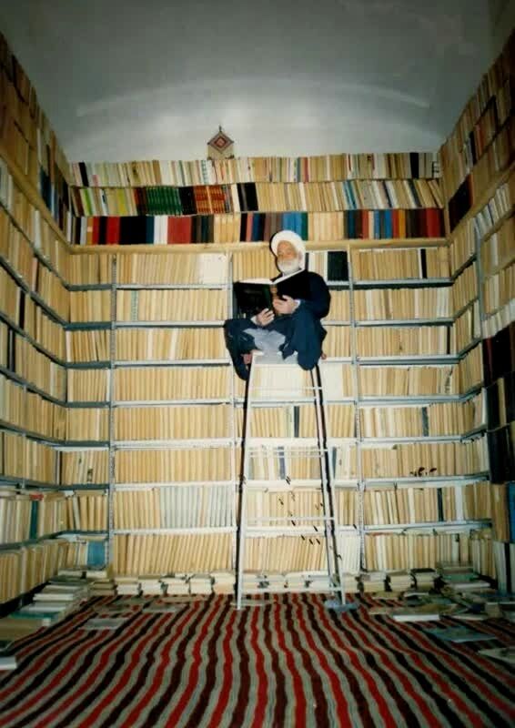 روایتی بر یک تصویر ماندگار/ روحانی آران و بیدگلی با ۶ هزار جلد کتاب در کتابخانه شخصی