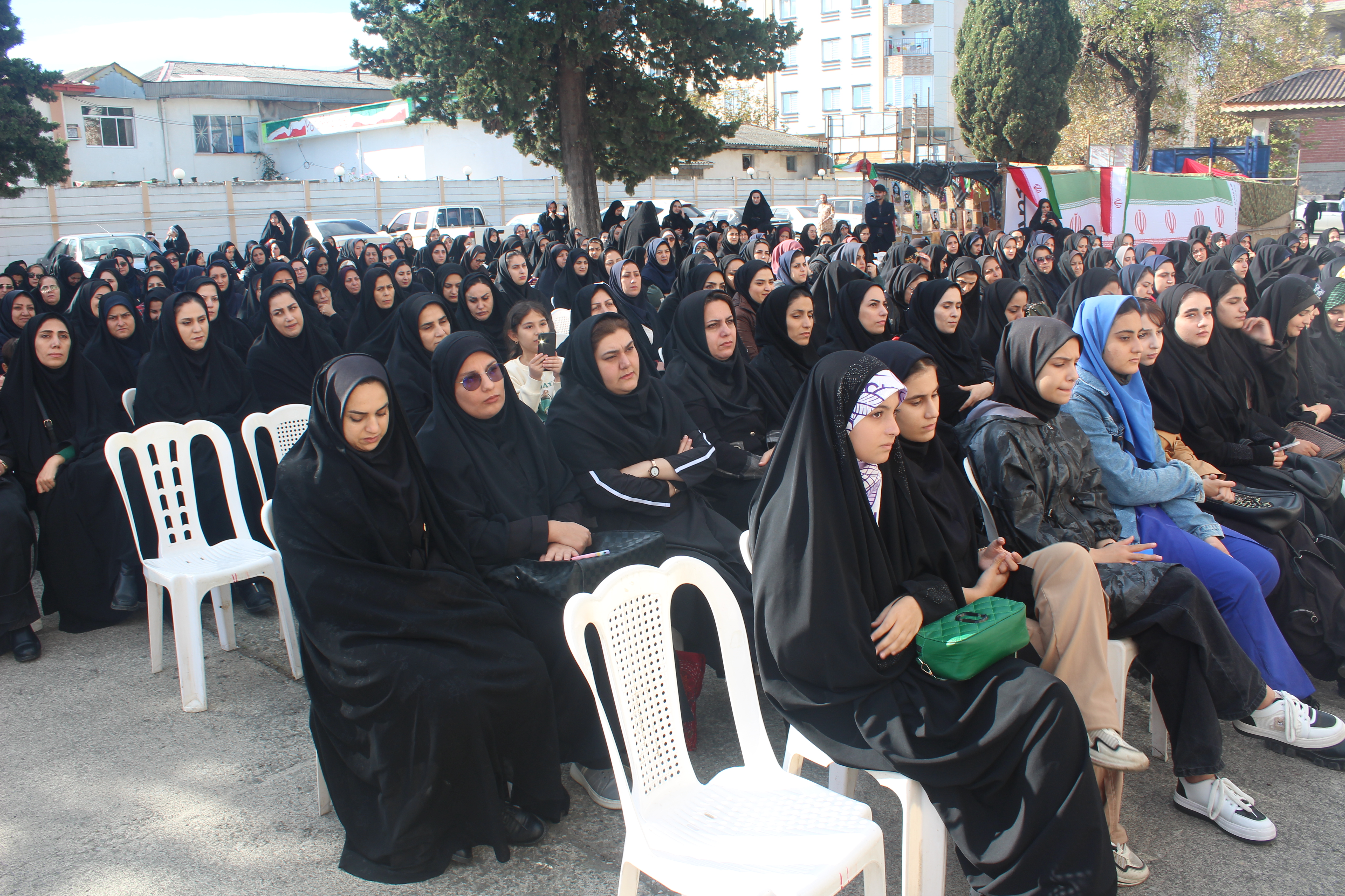 معلمان فرهنگ ایثار و شهادت را بین دانشآموزان ترویج دهند