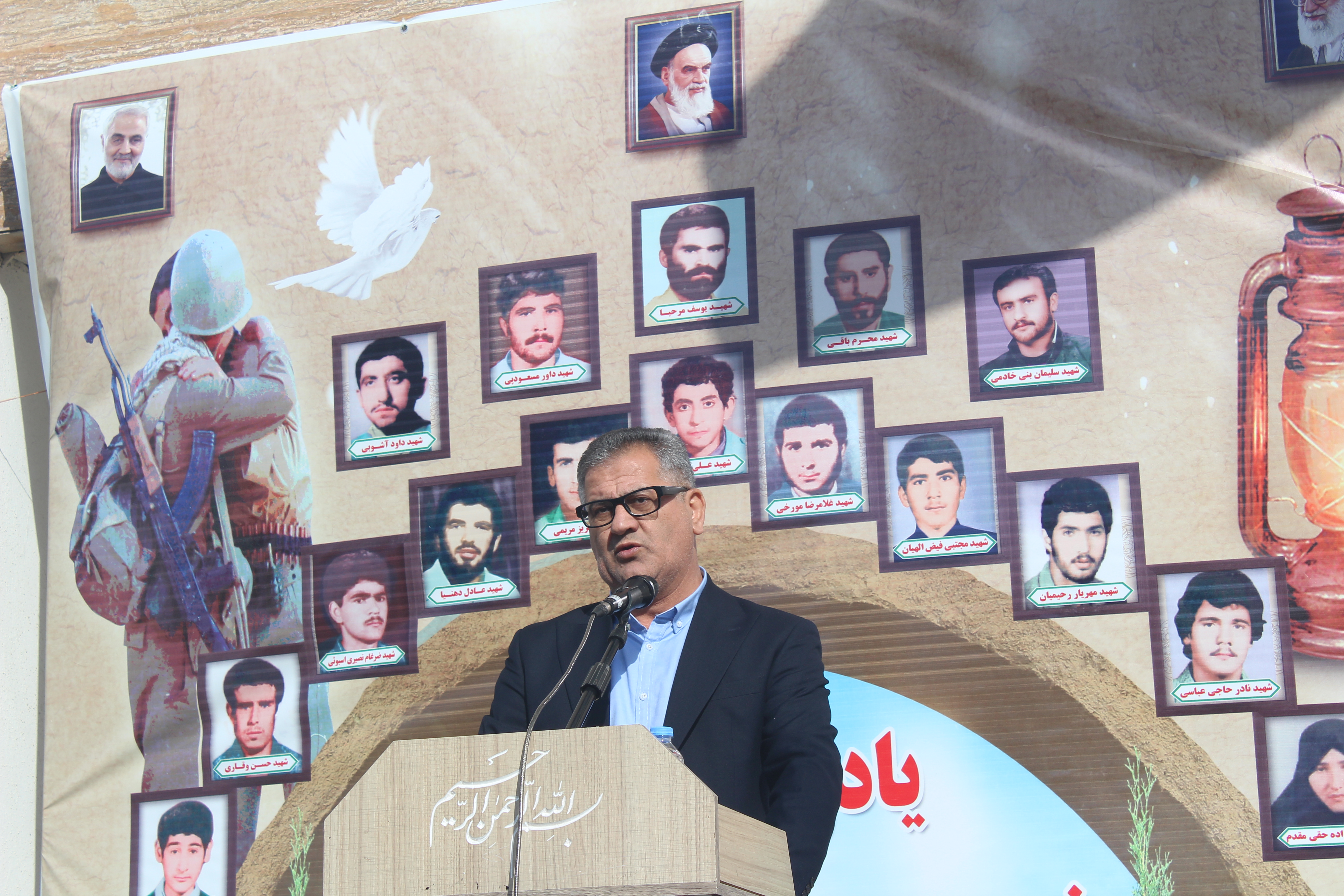 معلمان فرهنگ ایثار و شهادت را بین دانشآموزان ترویج دهند