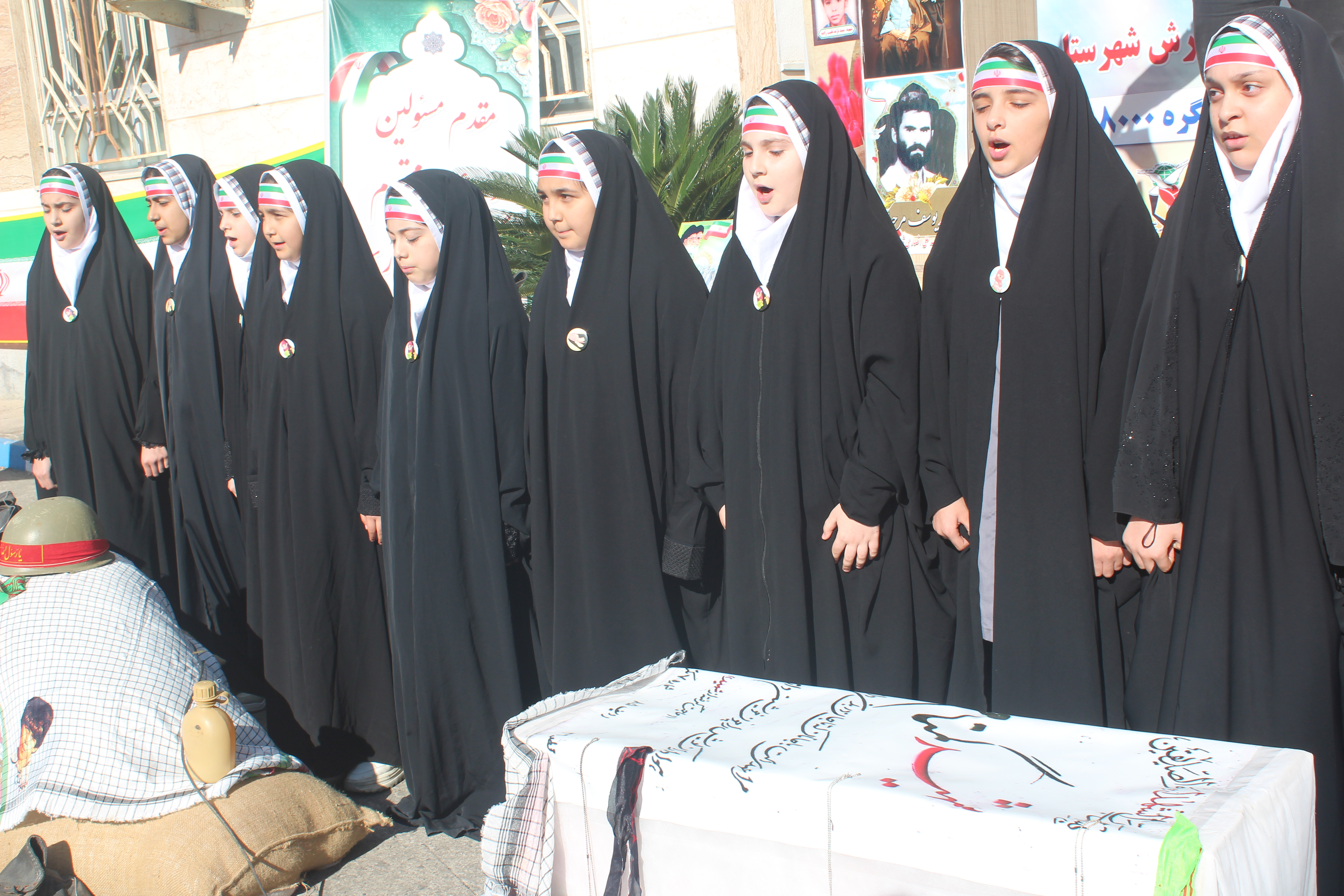 معلمان فرهنگ ایثار و شهادت را بین دانشآموزان ترویج دهند